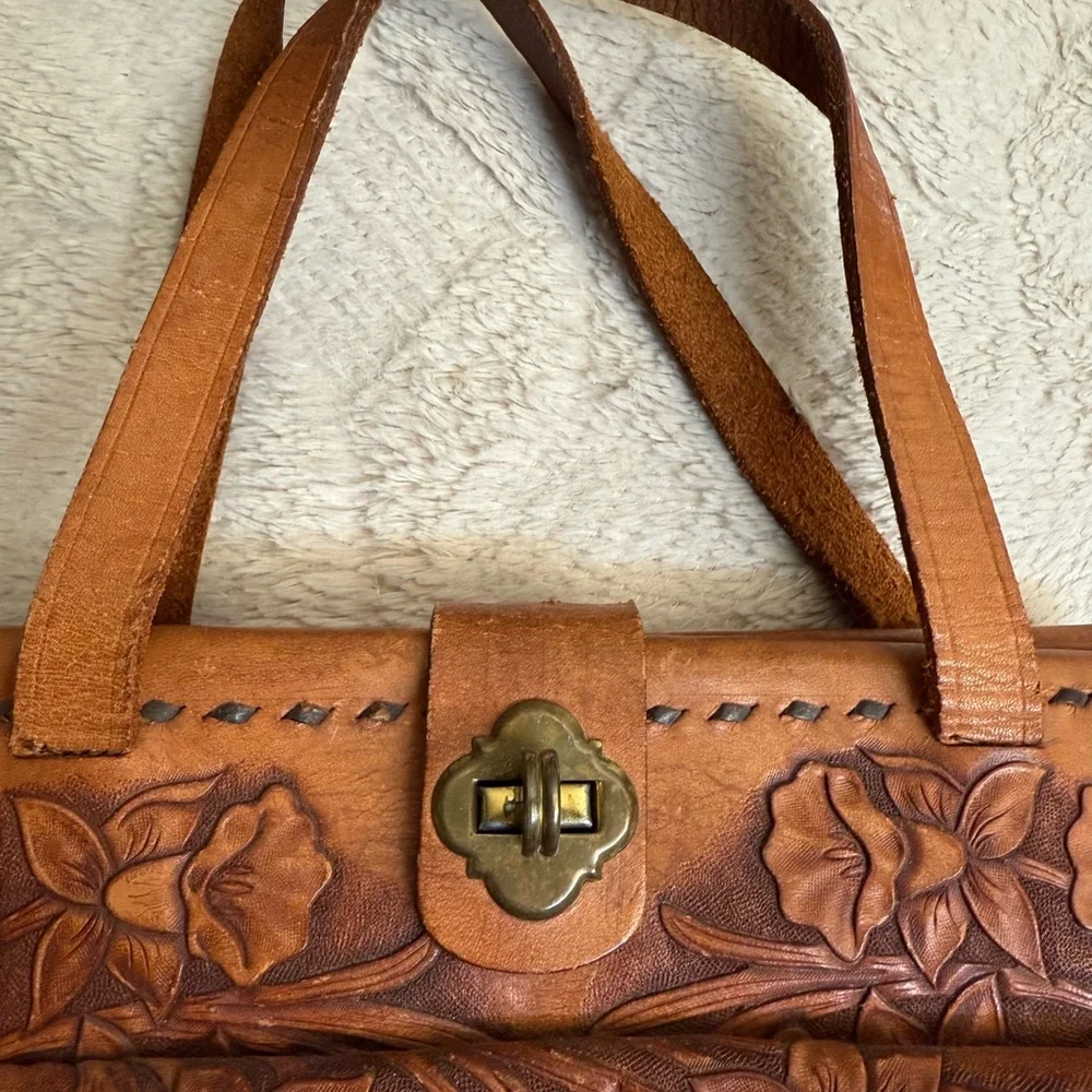 Vintage Tan Satchel / Hand bag with Floral Tooling and Gold-Toned Closure - Picture 4 of 11